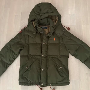 Ralph lauren dunjacka  - Säljer min fina Ralph lauren vinterjacka, i olivgrön strl XS i nyskick utan defekter av något slag, jätte varm och skön. Bara skriv om du vill ha fler bilder🍁