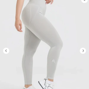 Grå leggings - Leggings från oneractive. Jätte fina o bekväma men använder inte prislappar sitter kvar.🥰