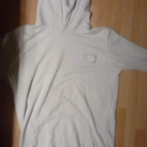 Vit hoodie från Dolce & Gabbana - Säljer en stilren vit hoodie från Dolce & Gabbana. Den är i bra skick och perfekt för både höst och vår. Hoodien har en klassisk design med långa ärmar och en bekväm passform. Perfekt för en avslappnad look eller att mysa i hemma. 🕶️.  För liten på mig