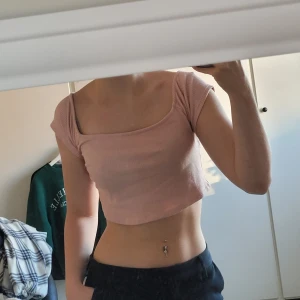 Rosa ribbad croppad topp från Gina Tricot - Säljer en superfin rosa ribbad topp från Gina Tricot i storlek M. Den är croppad och har en offshoulder-design som är perfekt för sommardagar. Toppen är i mycket bra skick och passar perfekt till både vardag och fest. 🌸