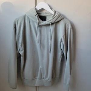 Ljusgrön hoodie från 157 - Säljer en ljusgrön hoodie från 157 i storlek XS. Den är supermjuk och perfekt för kyliga dagar. Hoodien har en klassisk design med snören i huvan och ribbade muddar vid ärmslut och nederkant. Perfekt för en avslappnad stil! 🌿