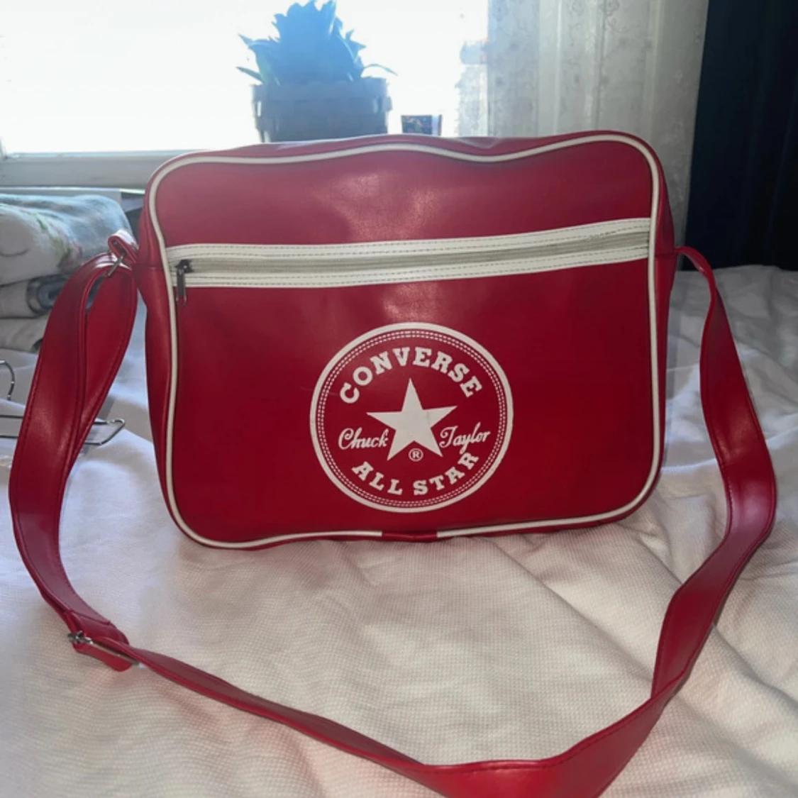 Röd axelväska från Converse