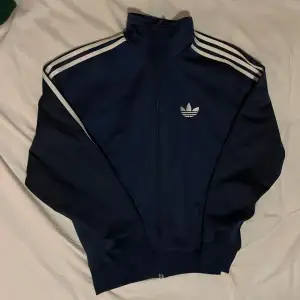 Blå adidas jacka