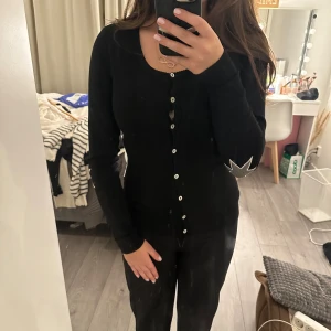 Cardigan - Jätte söt cardigan med stjärnor på armarna, i nyskick då den aldrig kom till användning 💗