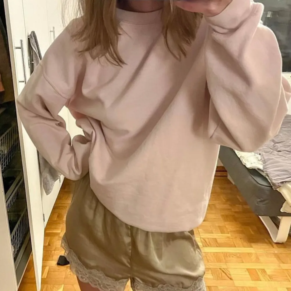 Säljer en ljusrosa sweatshirt i storlek M. Den är supermjuk och perfekt för mysiga dagar. Tröjan har långa ärmar och en klassisk rund halsringning. Den är lite oversized för en bekväm passform. Det finns några små fläckar på framsidan, men annars i bra skick.. Tröjor & Koftor.