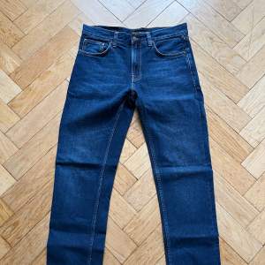 Säljer ett par snygga nudie jeans i modellen Gritty Jackson.  Väldigt fint skick och inte använda mycket. Storlek: 30/32 Pris: 550 kr Hör gärna av dig vid frågor!😄