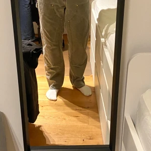Carhartt Double Knee Pant - Säljer ett gammalt par carhartt byxor som inte passar mig längre. Byxorna har lagats av skräddare, men det är inget som man ser när man går eller sitter ner. Byxorna har fått en lite sliten look av användning, men det  ger lite extra personlighet ;)