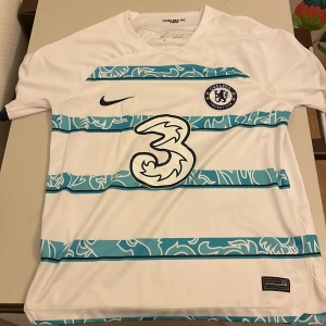 Chelsea fc tröja  - Tjena säljer min Chelsea tröja pga för den inte kommer till någon användning använd 2 gånger den är s passar M. Pris kan diskuteras 😃