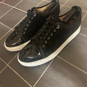 Lanvins - Hej! 👋 Säljer nu dessa Lanvins 👟 | Skick avgörs själv✨ | Storlek: UK10 vilket motsvarar ca 44📏| Nypris:5000 💵 | Mitt pris: 1699 | Jättesmå defekter på captoen och stitchingen har lossnat pyttelite på ett ställe. Annars bra 💯 | Skicka PM vid frågor!🎯👑