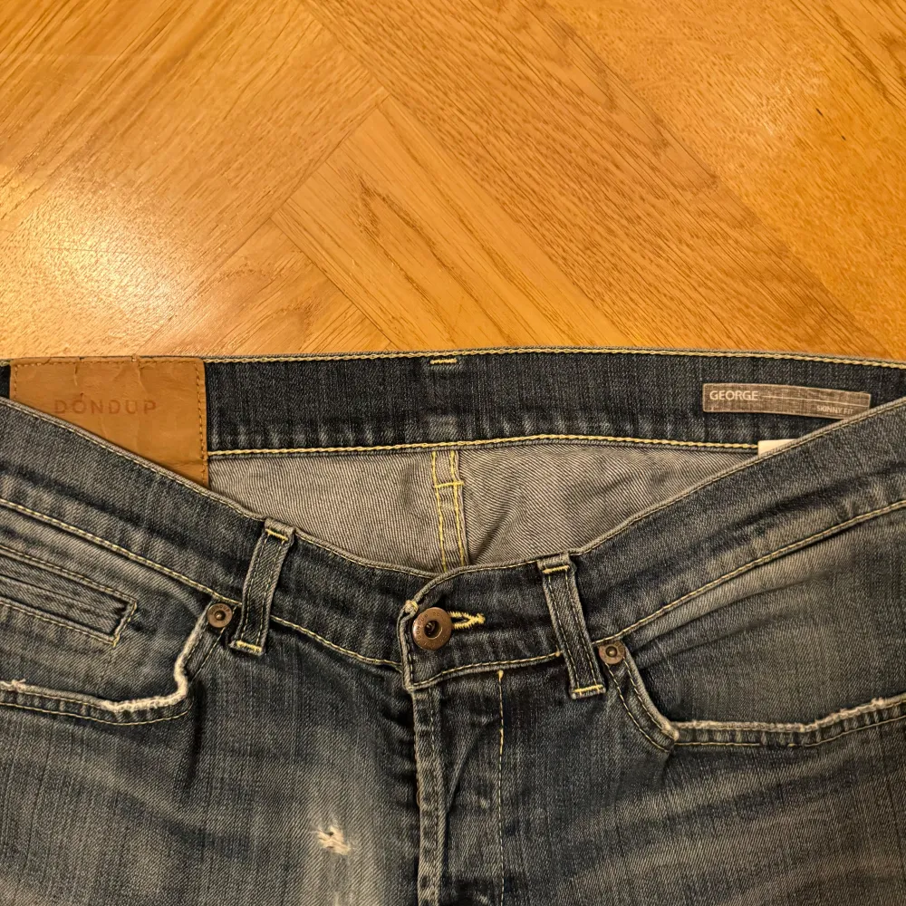 Feta blå Dondup George Jeans i jättebra skick Storlek: 34 Mått: 102cm långa, 41 cm midja (sida till sida) Kan tyvärr inte visa hur de sitter på mig, för stora. Jeans & Byxor.