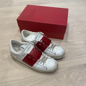 Valentino Opens Röd - Tjena! Säljer nu dessa riktigt feta Valentino Opens i stl 39 (passar 40/40,5)🤩 Skorna är i ett bra skick och är bara lite smutsiga💯Allt OG ingår + kvitto🧾📦 Vid frågor och funderingar är det bara att skriva💭📱Pris går att diskuteras!