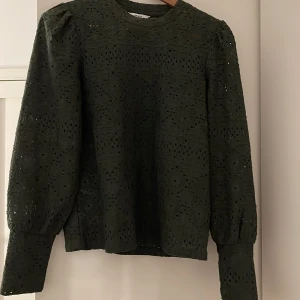 blus från vila💚 - en superfin blus i mörk grön, storlek xs, använd en gång,så den är som ny, bara höra av er om fler bilder💕märket är object!