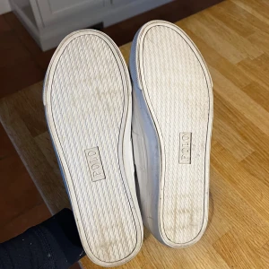 Ralph lauren skor - Säljer dessa pågrund av de inte kommer till användning, tyvärr har jag råkat slängt boxen men dom är äkta från Zalando 💕