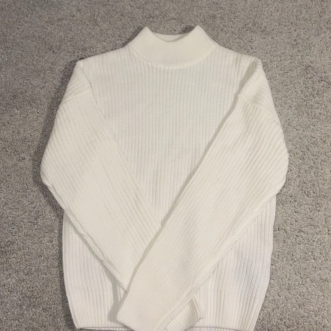 Vit stickad polotröja