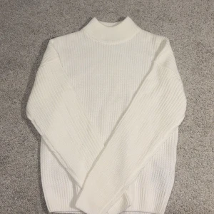 Vit stickad polotröja - Säljer en supermysig vit stickad polotröja i mycket bra skick. Perfekt för kyliga höst- och vinterdagar. Tröjan är ifrån newyorker i storlek xxs och är aldrig använd. För fler frågor skriv privat eller för bilder!🤍