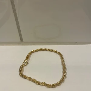 Guldplaterar armband 19 cm  - En jätte snyggt guldplaterat armband i 19 cm längd. Rostfrittstål!    Perfekt för att lägga till något extra på din fit! 