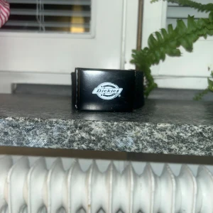 Dickies skärp - Jättefint dickies skärp som har används en del gånger men ser nästan nya ut! Ett litet skrapmärke på skärpet som knappt syns, nypris: 200kr mitt pris: 100kr!