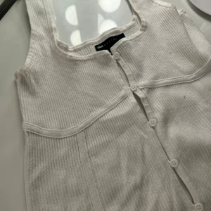 Detaljerad topp - Jätte gullig topp från Asos, använd men inga defekter. Passar S-M. Frakt tillkommer. Hör gärna av dig vid fler frågor eller bilder!!