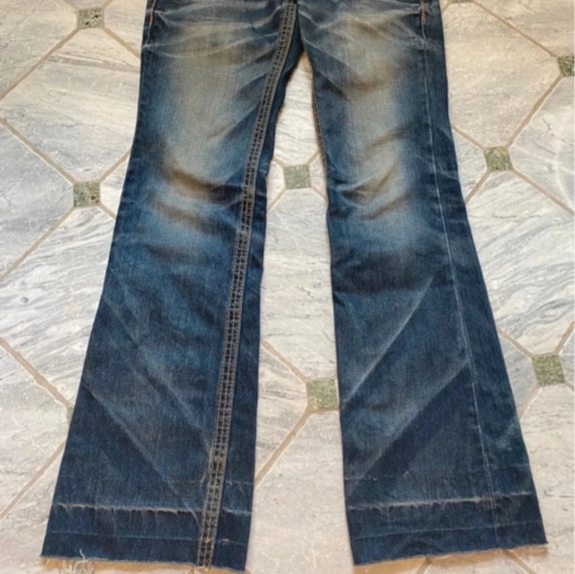 Blå jeans med slitningar - 91