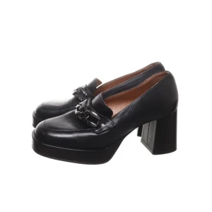 Svarta loafers med klack o spänne  - Snygga svarta loafers i skinn med chunky klack och en cool kedjedetalj framtill. Perfekta för att ge din outfit en edgy touch. De har en bekväm passform och är i mycket bra skick. Perfekta för både vardag och fest! Nypris 1900kr