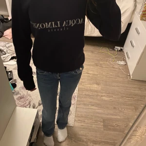 Mörkblå sweatshirt från Acqua Limone - Säljer en snygg mörkblå sweatshirt från Acqua Limone. Den har en klassisk design med loggan tryckt på framsidan och en cool citron-detalj på. Tröjan är i mycket bra skick och superbekväm! Säljer pågrudav att den är förstor, den är stor i storlek och passar mer xs-s enligt mig, pris går att diskuteras men ny pris är 1000, skriv innan ni köper!🩶🩶