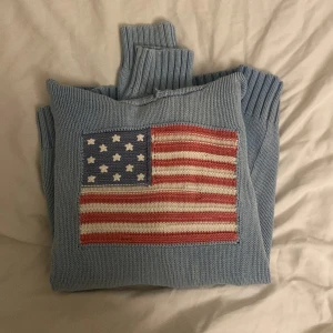 Blå hoodie från Polo Ralph Lauren - Säljer en snygg blå hoodie från Polo Ralph Lauren. Den är i bra skick men lite täcken på urtvätning men inget man tänker på. Pris går att diskutera, De e i storlek en 14-16, skriv innan ni köper!🤍