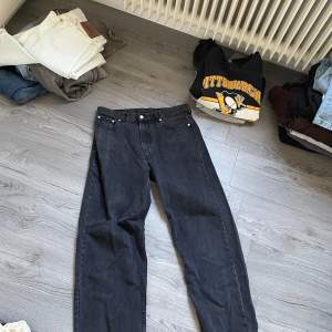 Säljer ett par svarta jeans från Weekday i storlek 30/32. De har en klassisk femficksdesign och är i nyskick. Perfekta för en lite mer avslappnad stil.