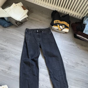 Svarta jeans från Weekday - Säljer ett par svarta jeans från Weekday i storlek 30/32. De har en klassisk femficksdesign och är i nyskick. Perfekta för en lite mer avslappnad stil.