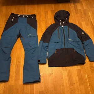 Dope skidställ - Säljer en skidställ i storlek S men passar även M. Den är i mycket bra skick och har använts sparsamt. Skidställen är perfekt för både nybörjare och mer erfarna åkare. Den har flera praktiska funktioner, som justerbara remmar och bra ventilation, vilket gör den bekväm att bära under hela dagen i backen.   Om du är intresserad kan jag skicka fler bilder eller ge mer information om detaljerna, så tveka inte att höra av dig