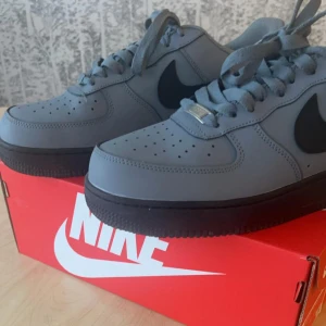Nike airforce 1 - Säljer dessa för relativt bra pris  Nyskick o ej använda. Storlek 43