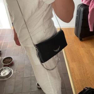 INTRESSEKOLL zadig väska ❤️ - Intressekoll på min fina zadig väska!! ❤️ köpt sommar 2022.  Har små defekter, men knappast märkbara. Skriv privat för mer bilder och för bud 🥰 köpt för 5000kr. ÄKTA!!!!!