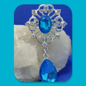 Klassisk brosch med kristaller  - Klassisk brosch  med silverfärgad metall och turkos kristaller, oanvänd, mått är: 6 × 3 cm. ✨️Titta igenom alla mina upplagda och köp fler saker i bundle för att spara på frakten och få allt du köpt i ett och samma paket✨️