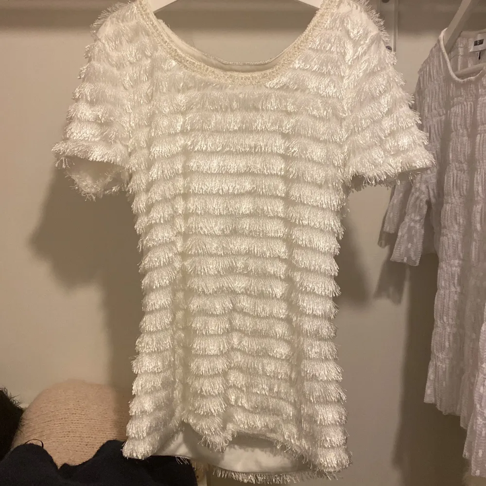 Säljer en superfin vit topp med fransar, inga defekter❤️. Yläosat.