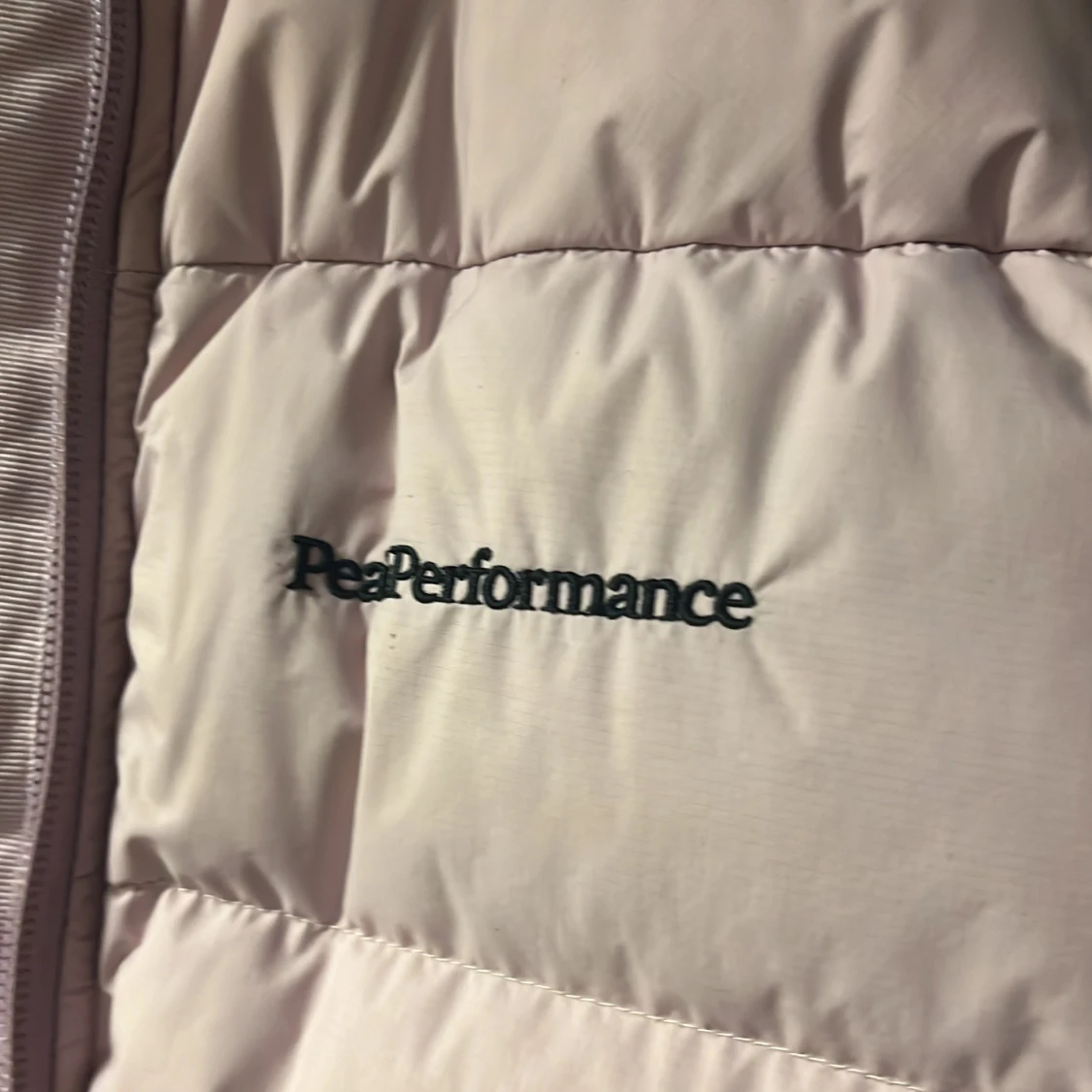 Ljusrosa dunjacka från Peak Performance - 90