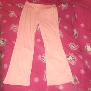 Ljus rosa utsvängda byxor  - XL men sitter som L aldrig använda ba testat lite korta i benen (är 170)