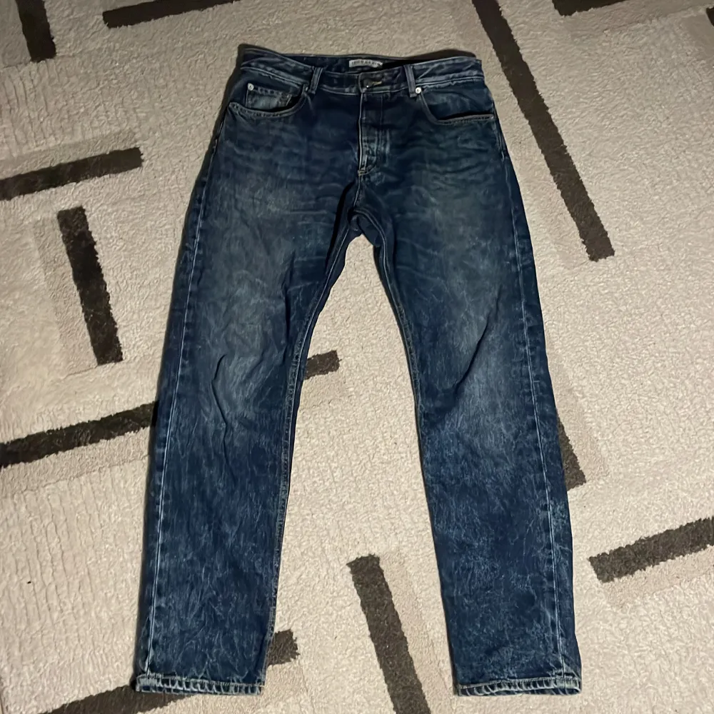 Säljer mina Icon Denim jeans då jag inte gillar passformen utan vill ha mer baggy. Det är slim fit stl 32 i färgen ”kanye” Nypris 2000 Hör av er om ni har frågor!. Jeans & Byxor.