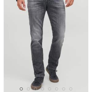 Säljer ett par grå jeansbyxor i slim straight fit, modell Tim från Jack&Jones. Storlek 29/33.   Nypris 999kr.                                   De har en klassisk design med fem fickor. Perfekta för vardagsbruk och kan enkelt matchas med olika outfits. Byxorna är i mkt bra skick och redo för en ny ägare!                     Läs mer på Jack&Jones: https://www.jackjones.com/sv-se/product/12237803_3601/slim-straight-fit-normal-midja-jeans