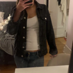 Svart jeansjacka - Säljer en skit snygg svart jeansjacka i mycket bra skick. Pris kan diskuteras! Perfekt till när som helst. Använt fåtal gånger men inget tecken på användning. Den är inte jätteliten för att vara xs