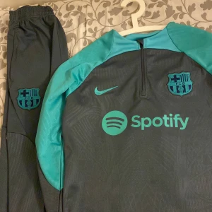 Tröjan och byxorna  - Den är bra material 