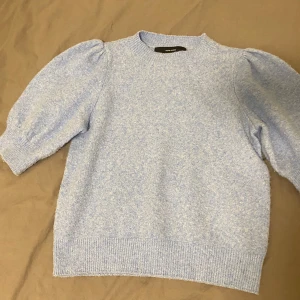 Ljusblå stickad tröja från Vero Moda - Säljer en superfin ljusblå stickad tröja från Vero Moda. Den har puffiga trekvartsärmar och en rund halsringning. Perfekt för både vår och höst! Tröjan är i mycket bra skick och är riktigt mysig att ha på sig. Passar perfekt till jeans eller kjol. 💙