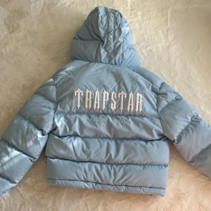 Jacka - Äkta Trapstar jacka i strl S. Nyskick med prislapp kvar. QR-kod och kvitto finns.