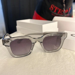 Grå solglasögon från Chimi 04 - Snygga grå solglasögon från Chimi som är unisex. De är i storlek 04  och kommer i sitt originalfodral. 