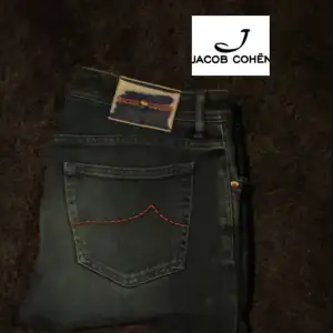 Jacob Cohen jeans! Dem trendigaste jeansen på marknaden. Skick: Mycket fint 🌟| Stl 34 | Nypris: 4000-5000 kr Vårt pris: 849 kr | tveka inte att höra av er vid minsta lilla fråga eller fundering!