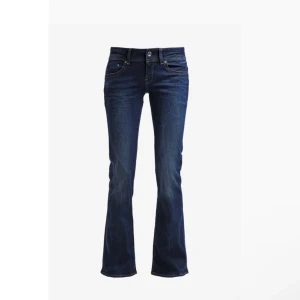 Mörkblå jeans från G-Star RAW - Säljer ett par snygga mörkblå jeans från G-Star RAW. Storlek 26/32, skulle säja passar som en xs/s. Perfekta för både vardag och fest! 🕺