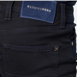 Svarta jeans från Tramarossa - Snygga svarta jeans från Tramarossa i slim fit. De har en klassisk femficksdesign och är tillverkade i ett stretchigt material för extra komfort. Perfekta för både vardag och fest.  Orginal grejer medföjer.