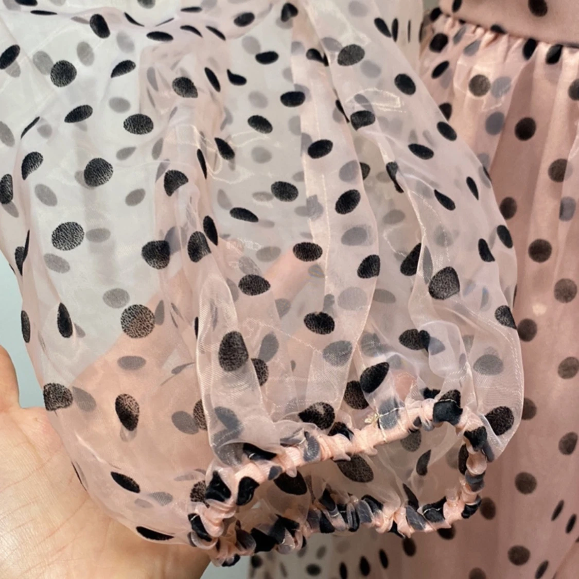 Rosa prickig klänning med puffärmar - 93