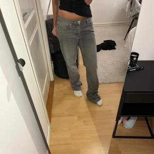 Säljer ett par grå jeans i loose fit. Använda ca 2 ggr men förstora och sååå sköna 🩶🩶