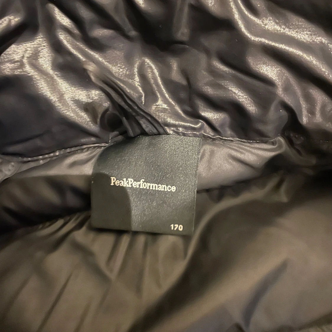 Svart glansig dunjacka från Peak Performance - 93