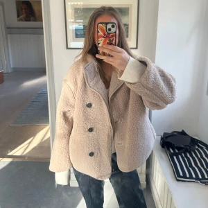 Teddyjacka med knappar - Slutsåld Teddyjacka med knappar från hm! I storlek m. 