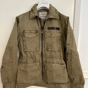 Zadig & Voltare jacka - Säljer nu min helt nya jacka som aldrig kommit till användning. Tags kvar samt mycket stillsam jacka. Tveka inte på att höra av dig vid några funderingar.